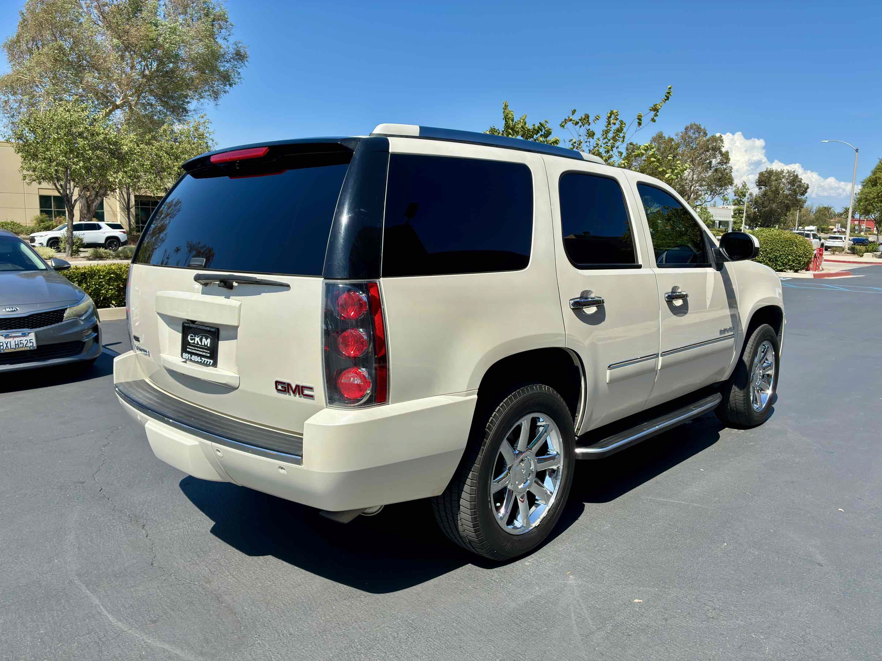 Used 2012 GMC Yukon Denali AWD/4WD image 8