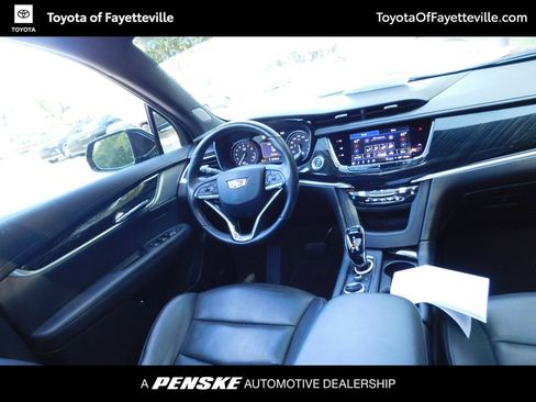 Used 2021 Cadillac XT6 Premium Luxury FWD image 2
