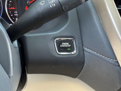 Used 2023 GMC Acadia Denali w/ Denali Ultimate Package FWD image 7