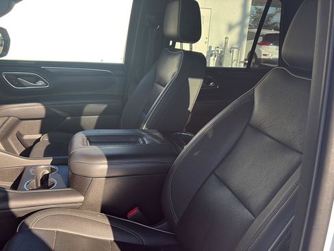 Used 2023 GMC Yukon SLT w/ SLT Premium Package image 13