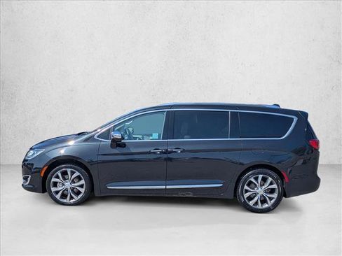 Used 2017 Chrysler Pacifica Limited w/ UConnect Theater Package FWD image 9