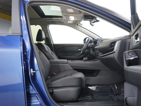 Used 2023 Nissan Rogue SV w/ SV Premium B Package image 11