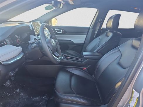 Used 2024 Jeep Compass Limited image 9