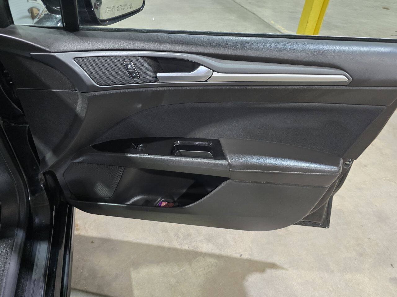 Used 2014 Ford Fusion SE FWD image 29
