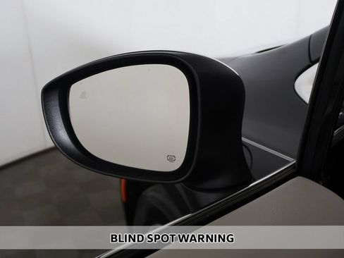 Used 2023 Chrysler Pacifica Touring-L FWD image 4