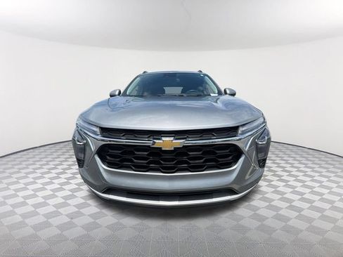 Used 2024 Chevrolet Trax LT w/ LT Convenience Package FWD image 2