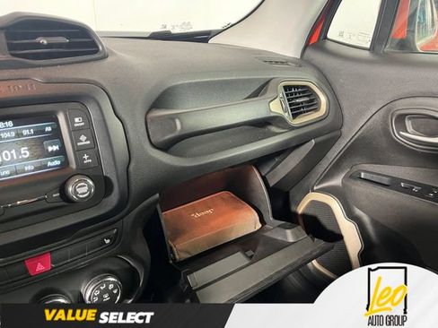 Used 2016 Jeep Renegade Latitude w/ Cold Weather Group FWD image 22