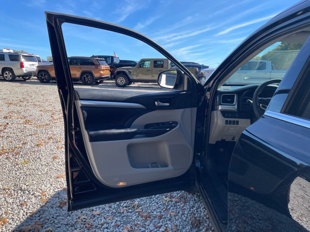 Used 2019 Toyota Highlander XLE AWD/4WD image 27