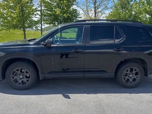Used 2025 Honda Pilot TrailSport image 3