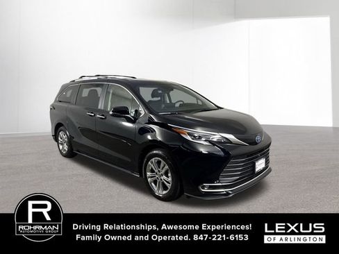 Used 2022 Toyota Sienna Platinum image 3