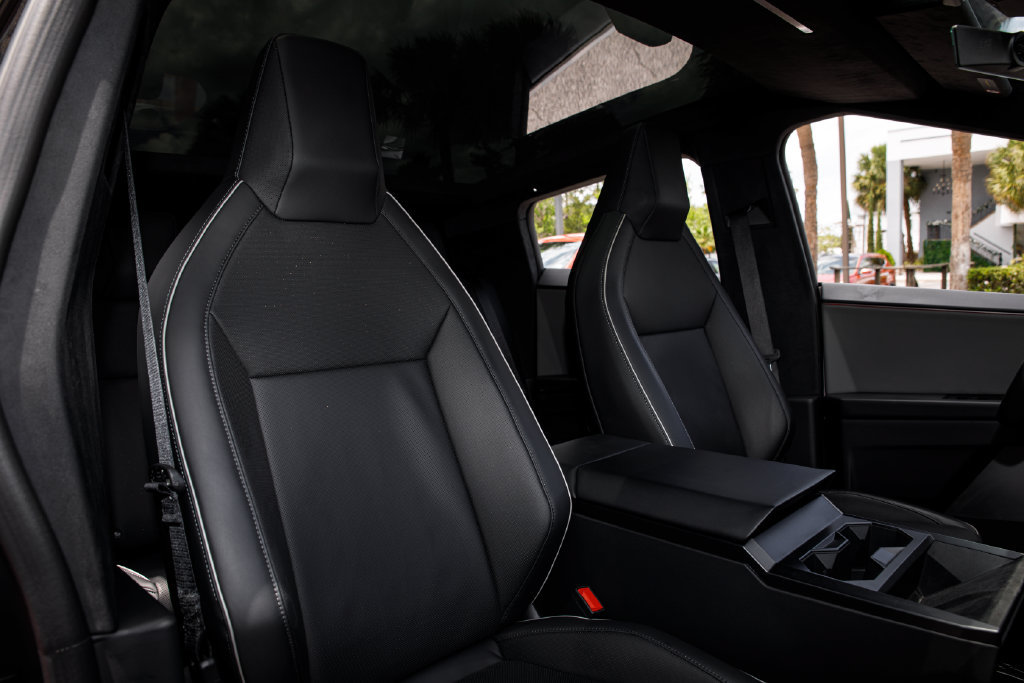 Used 2025 Tesla Cybertruck AWD Crew Cab image 11