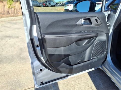 New 2026 Chrysler Pacifica Select image 18