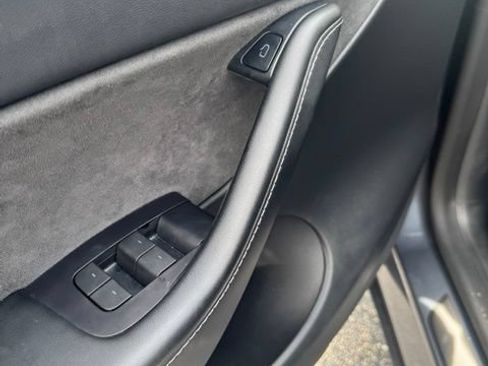 Used 2022 Tesla Model Y Performance AWD/4WD image 13