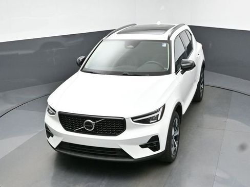 Used 2024 Volvo XC40 B5 Plus image 42