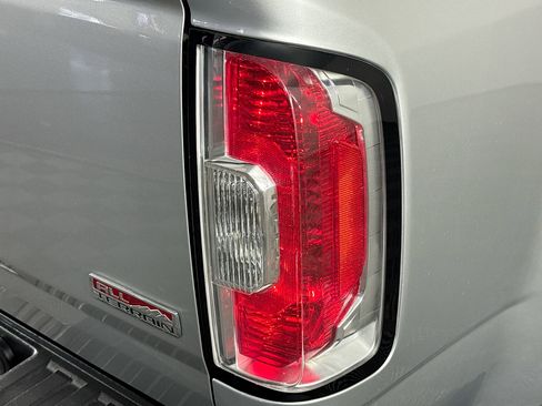 Used 2017 GMC Canyon SLE image 32