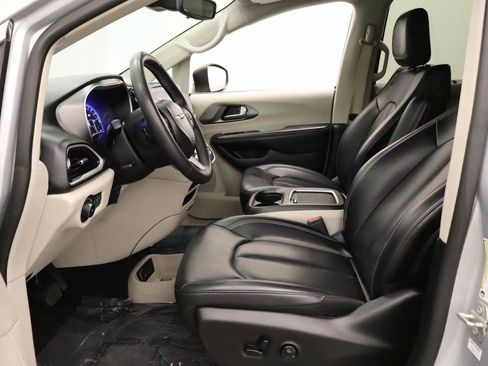 Used 2023 Chrysler Pacifica Touring-L FWD image 16