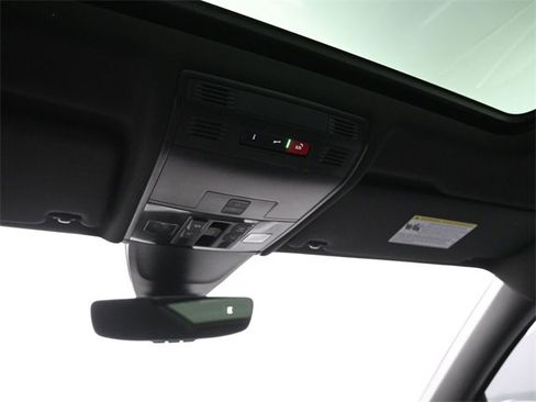 Used 2022 Volkswagen Tiguan SE R-Line image 29