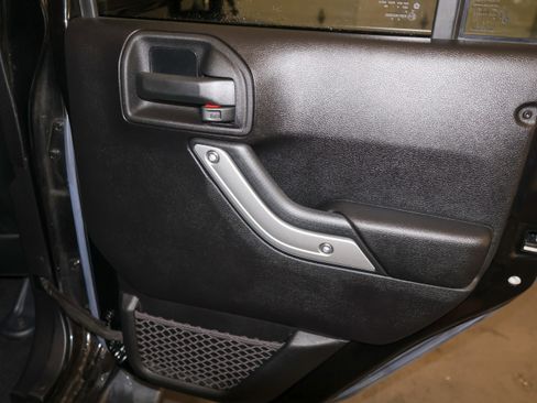 Used 2015 Jeep Wrangler Unlimited Sahara w/ Connectivity Group AWD/4WD image 42