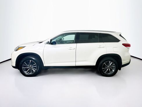Used 2019 Toyota Highlander XLE AWD/4WD image 3
