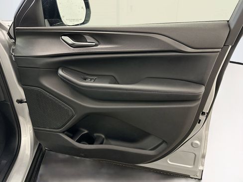 Used 2023 Jeep Grand Cherokee L Laredo image 34