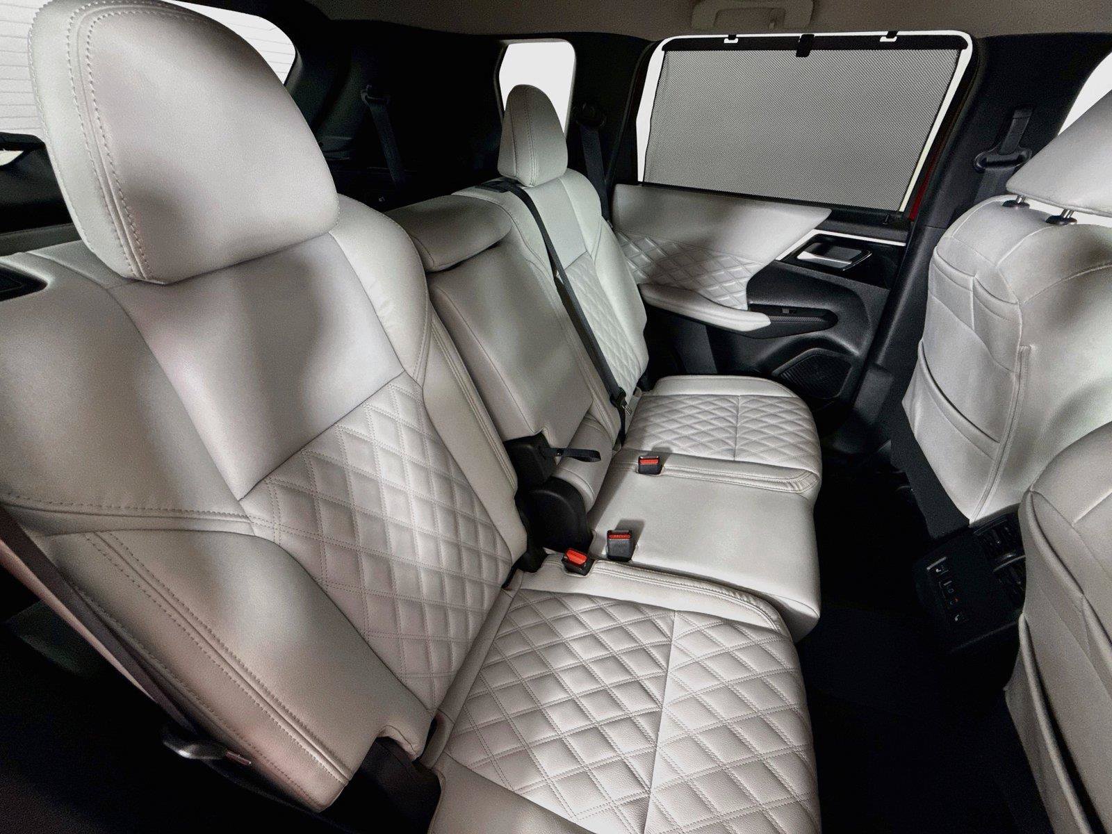Used 2024 Mitsubishi Outlander 4WD Plug-In Hybrid image 32