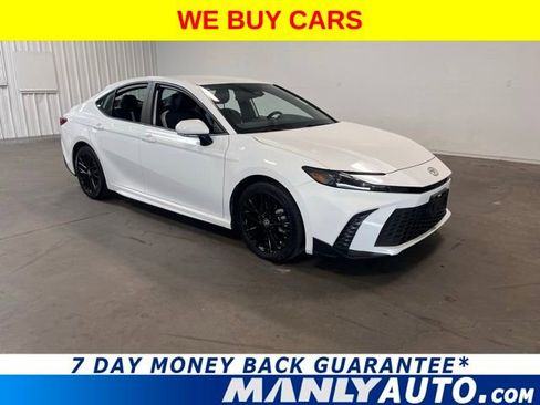 Used 2025 Toyota Camry SE image 1