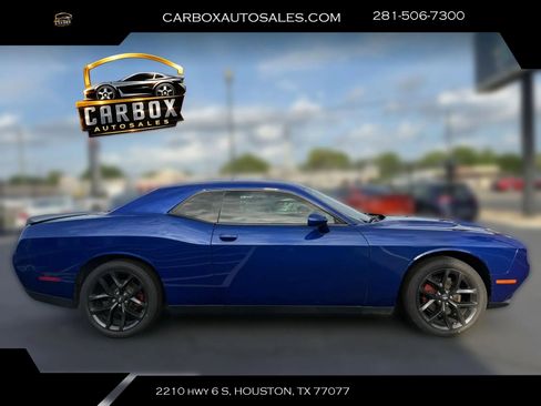Used 2022 Dodge Challenger SXT w/ Driver Convenience Group RWD image 6
