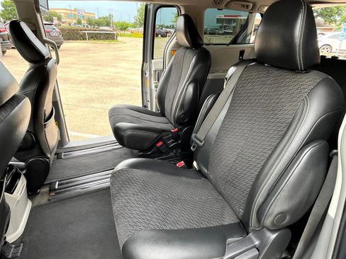 Used 2013 Toyota Sienna SE image 8