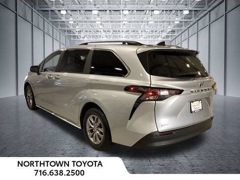 Used 2025 Toyota Sienna XLE FWD image 3