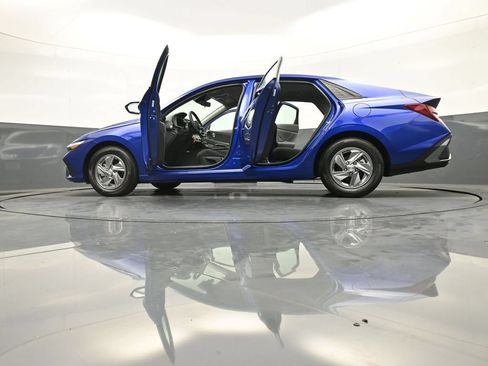 Certified 2025 Hyundai Elantra SE FWD image 47