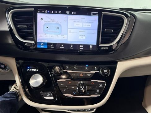 Used 2024 Chrysler Pacifica Touring-L FWD image 15
