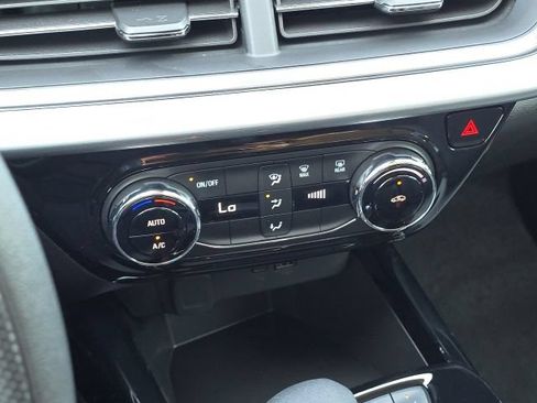 Used 2025 Chevrolet Trax LT FWD image 28