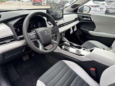 New 2025 Mitsubishi Outlander SE image 16