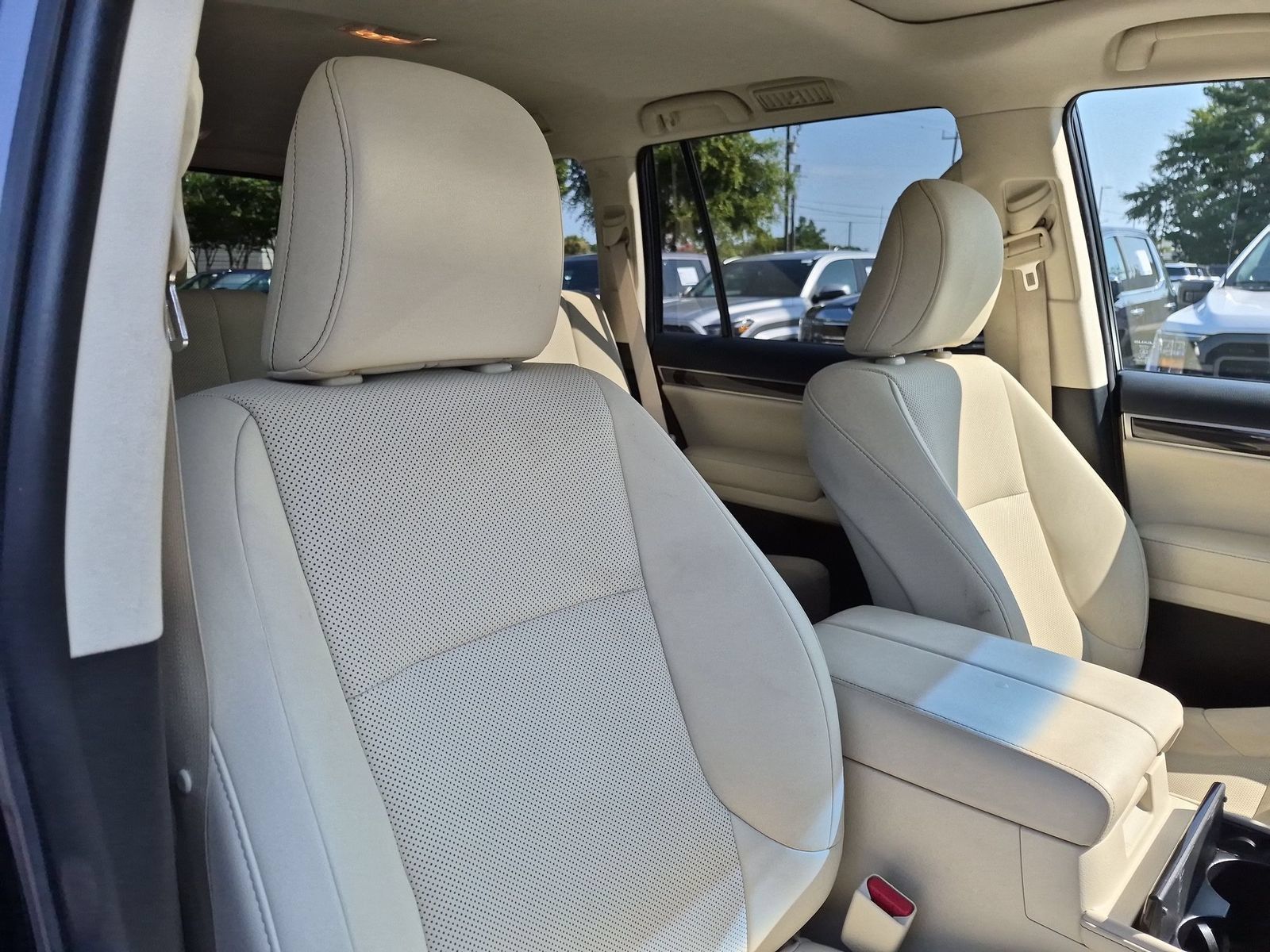 Used 2022 Lexus GX 460 Premium w/ Accessory Package AWD/4WD image 34