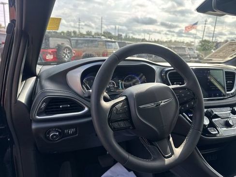 Used 2025 Chrysler Pacifica Limited FWD image 14