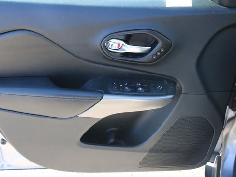 Used 2021 Jeep Cherokee Limited image 9