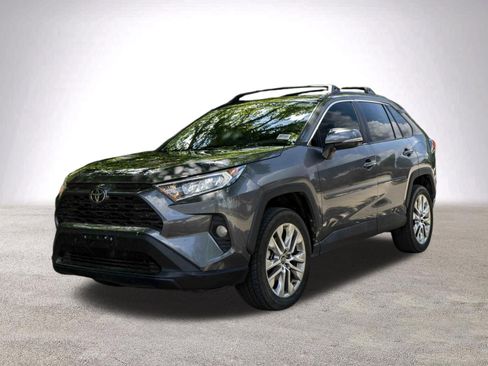 Used 2020 Toyota RAV4 XLE Premium FWD image 5