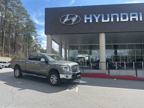 Used 2017 Nissan Titan SL image 1