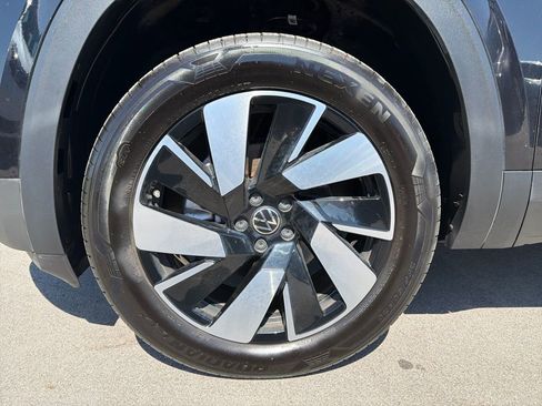 Used 2025 Volkswagen Atlas Cross Sport SE image 2