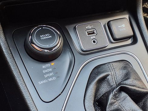 Used 2022 Jeep Cherokee Latitude Lux w/ Sun & Sound Group AWD/4WD image 9
