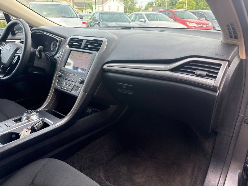 Used 2020 Ford Fusion SE FWD image 16
