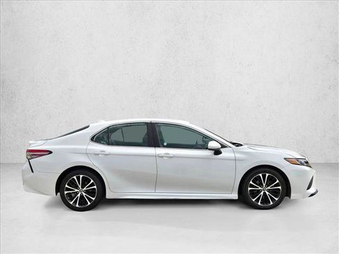 Used 2019 Toyota Camry SE FWD image 4