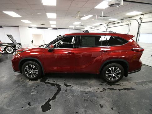 Used 2021 Toyota Highlander XLE image 12