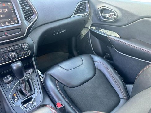Used 2019 Jeep Cherokee Trailhawk w/ Cold Weather Group AWD/4WD image 15