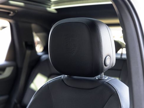 Certified 2025 Porsche Cayenne AWD/4WD image 28