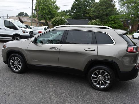 Used 2019 Jeep Cherokee Latitude Plus w/ Comfort/Convenience Group FWD image 42