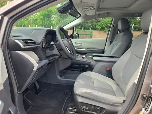 Used 2022 Toyota Sienna XLE FWD image 10