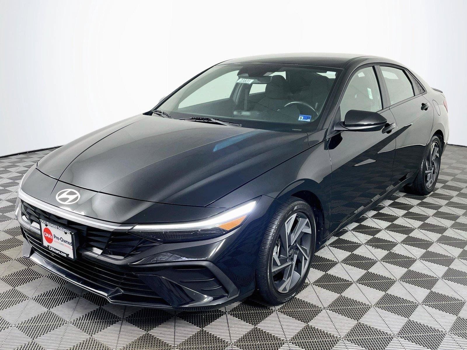 Certified 2025 Hyundai Elantra SEL FWD image 3