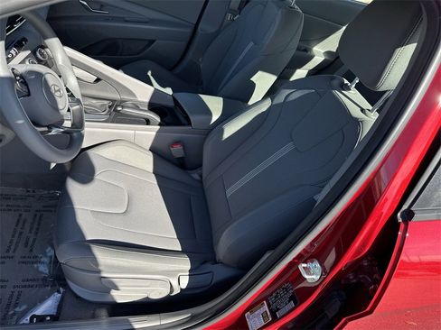 Used 2025 Hyundai Elantra SE image 13