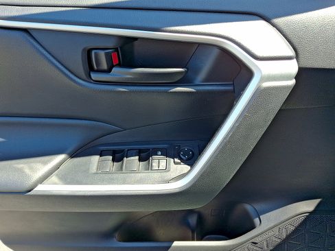 Used 2022 Toyota RAV4 LE AWD/4WD image 2